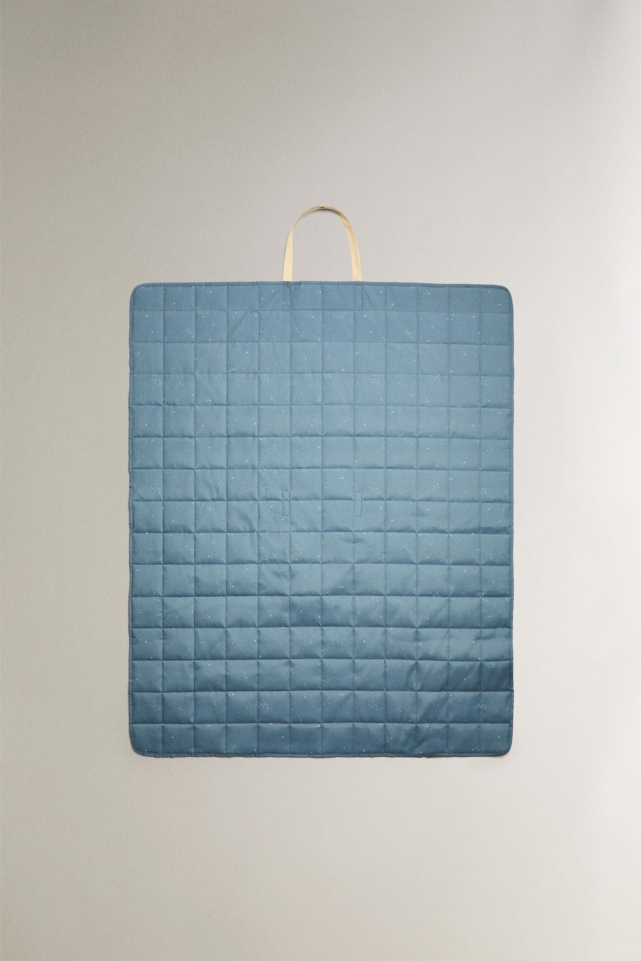 WATER-RESISTANT FLOOR BLANKET WITH CONSTELLATIONS